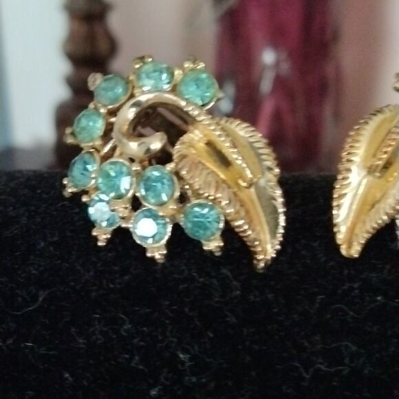 Vintage Clip Earrings  - Picture 3 of 4